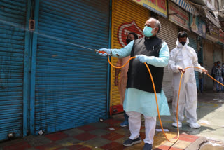 North mcd Mayor sanitizing Delhi Market
