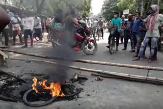 road-blocked-at-bhatpara-after-bjp-worker-death