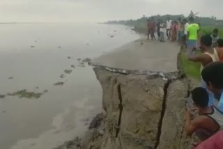 river-erosion-creates-havoc-in-moinbari