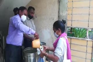 councillor-sanjay-thakur-distributing-food-during-delhi-unlock-in-saidulajab