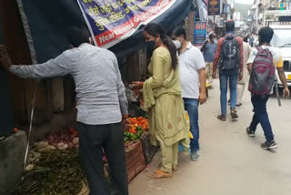 heavy crowd in market of hamirpur