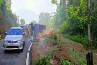 fish loaded lorry accident in karwar