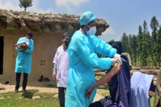 Health workers in Pulwama start door-to-door vaccination in far flung areas