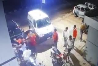 people-beat-up-petrol-thief-in-ranchi