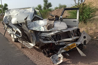 ट्रक और कैंपर की टक्कर, truck and camper collision