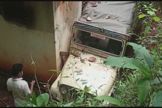 Forest jeep lost control and overturned on top of house  ഫോറസ്റ്റ് ജീപ്പ്  ഫോറസ്റ്റ് ജീപ്പ് നിയന്ത്രണം വിട്ട് വീടിന് മുകളിലേക്ക് മറിഞ്ഞു  ആറ് ഉദ്യോഗസ്ഥർക്ക് പരിക്കേറ്റു  കരുവാരക്കുണ്ട്  കരുവാരക്കുണ്ട് ഫോറസ്റ്റ് സ്റ്റേഷൻ