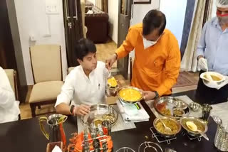 VD Sharma served food to Scindia