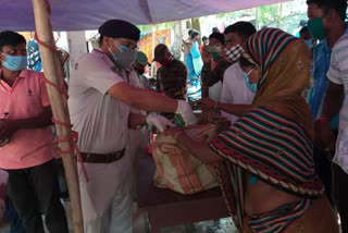 police distributes food and other essential commodities to snake catchers at chanchal