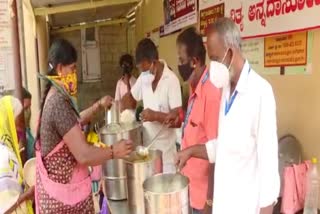 Distribution of food by couple in Mandya