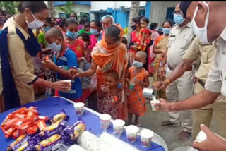 গোসাবায় যশে ক্ষতিগ্রস্তদের জন্য কমিউনিটি কিচেন খুলল পুলিশ