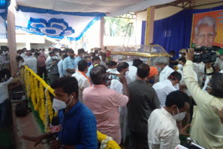 bjp and congress activists pays last respect to c m udasi