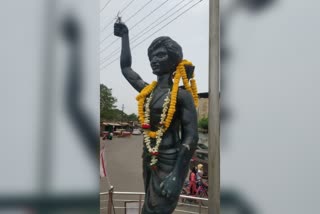 leaders-garlanded-broken-idol-of-lord-birsa-munda-in-chaibasa