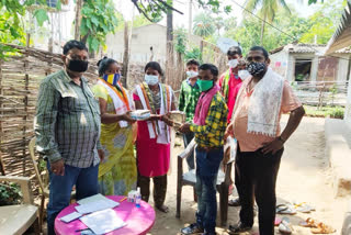 cash payment to tendu leaf collectors