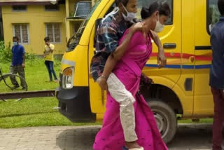 Niharika Das  Assam News  Guwahati  Covid positive father-in-law  Thuleshwar Das (75)  Siliguri  Assam woman carries Covid positive father-in-law on shoulders  നിഹാരിക ദാസ്  അസം കൊവിഡ് വാർത്ത  ദിസ്‌പൂർ  ഭർതൃ പിതാവിനെ തോളിലേറ്റി ആശുപത്രിയിലെത്തിച്ചു  തുലേശ്വർ ദാസ്