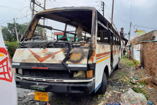 Fire on a bus parked on the side of the road, police engaged in investigation