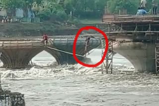 Laborer trapped on the pillar of the bridge under construction