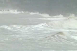 High waves in the coastal area of Ratnagiri