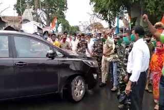 পাণ্ডুয়ায় লকেট চট্টোপাধ্যায়ের গাড়ি ঘিরে বিক্ষোভ