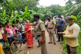 villagers block road, demand to close country liquor business at Daspur