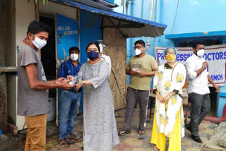 doctors distribute food for patient party at Malda Medical College and Hospital