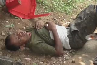 Drunk jawan outside Sadar Hospital in Dhanbad