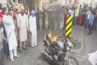 Protests:ਮਹਿੰਗਾਈ ਨੂੰ ਲੈ ਕੇ ਮੋਟਰਸਾਈਕਲ ਨੂੰ ਸਾੜ ਕੇ ਕੀਤਾ ਰੋਸ ਪ੍ਰਦਰਸ਼ਨ