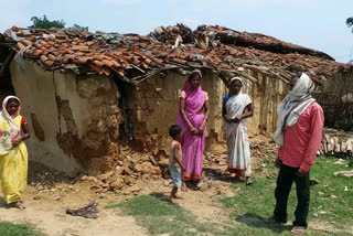 house collapsed due to rain in latehar