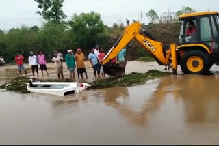 गाडी नाल्यात कोसळली