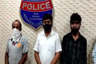 Telangana: Businessman  3 others held for holding police home guard hostage  തെലങ്കാനയിൽ ഹോം ഗാർഡിന് മർദനം; മൂന്ന് പേർ പൊലീസ് പിടിയിൽ  തെലങ്കാന  മൂന്ന് പേർ അറസ്റ്റിൽ