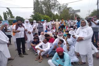 sirsa-sub-inspector-accused-abused-farmers-protester