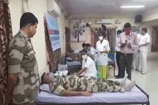 cisf personnel donating plasma and blood in dhanbad