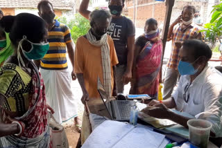 ration dealer making people aware about vaccination in east singhbhum