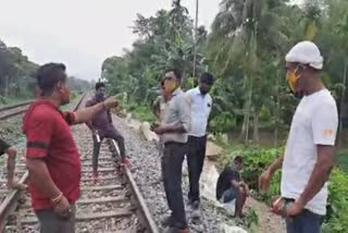 veer-lachit-sena-protest-agaisnt-railway-contactor-at-nagaon