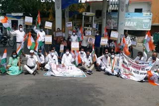 Congress protested in dungarpur, डूंगरपुर में कांग्रेस का प्रदर्शन