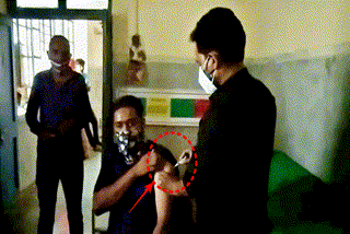 ambulance-driver-is-applying-corona-vaccine-to-the-villagers-by-becoming-a-doctor-in-udaipur