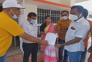 Doctors & staff, birthday of a 93-year-old, 93 year old COVID patient, birthday celebration of covid patient,  KIMS COVID Hospital Balangir, କୋଭିଡ ରୋଗୀଙ୍କ ଜନ୍ମଦିନ ପାଳନ, କୋଭିଡ ରୋଗୀଙ୍କ ଜନ୍ମଦିନ ପାଳିଲେ ଡାକ୍ତର, ବଲାଙ୍ଗୀର ଜିଲ୍ଲା KIMS ହସ୍ପିଟାଲ