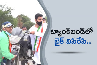 తెలంగాణ : ట్యాంక్​బండ్​లో బైక్​ విసిరేసిన యూత్ కాంగ్రెస్ నాయకులు