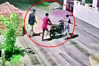 घर में घुसकर चोरी  बाइक चोरी  बाइक चोर  क्राइम इन उदयपुर  udaipur news  bike chor  bike chori  bike theft from inside the house