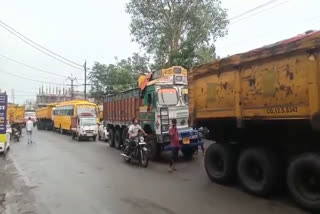 Line of vehicles on Korba Transport Nagar main road