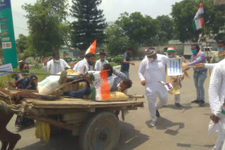 tanga par baith kar pradarshan kar rahe congressi niche gire in kannauj