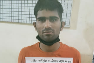 noida police arrested thief with robbed mobile