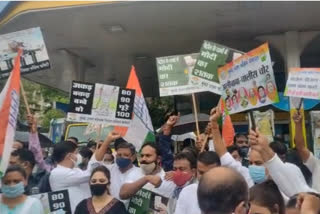 इंधन दरवाढीविरोधात मुंबईत काँग्रेसचे आंदोलन