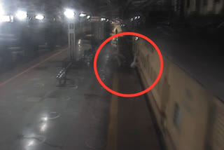 മുംബൈ ഛത്രപതി ശിവജി ടെര്‍മിനസ്  railwayguards rescued man in mumbai  railwayguards rescued man  ആർപിഎഫ് ഉദ്യോഗസ്ഥൻ  റെയില്‍വെ ഗാര്‍ഡ്