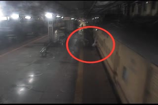 Railway guard rescues passenger at the risk of his life, incident captured on CCTV