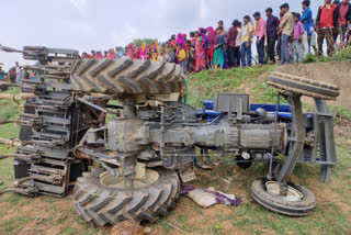 ट्रैक्टर पलटने से बुजुर्ग महिला समेत 4 की मौत