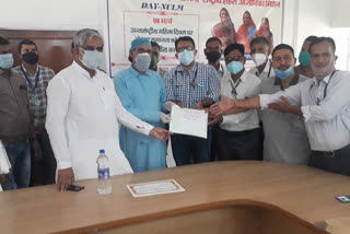 BLO and ministerial staff gave money for infant ward, शिशु वार्ड के लिए दिए सहायता राशि