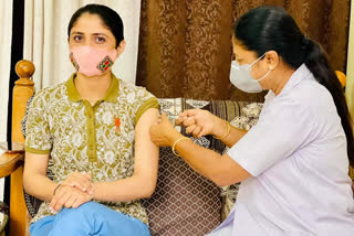 controversy-erupted-as-folk-singer-geeta-rabari-was-vaccinated-at-home