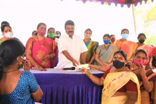 minister talasani srinivas yadav distributed kalyana lakshmi cheques