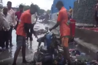 Shiv Sena MLA makes a contractor sit on water logged road