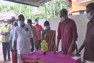 tv and mobile phone handed over to students for online class  ഓൺലൈൻ പഠനം പ്രതിസന്ധിയിൽ  പഠന സൗകര്യമൊരുക്കി സന്നദ്ധ പ്രവർത്തകർ  സന്നദ്ധ പ്രവർത്തകർ  ഓൺലൈൻ പഠനം  ഭക്ഷ്യ സിവിൽ സപ്ലൈസ് വകുപ്പ് മന്ത്രി  ജി.ആർ അനിൽ